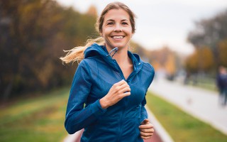 Frau joggt 
