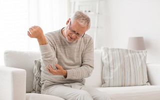Taubheitsgef&uuml;hl wenn der Arm einschl&auml;ft - was steckt dahinter?